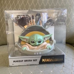 Baby Yoda Grogu The Mandalorian Loungefly Makeup Brush Set
